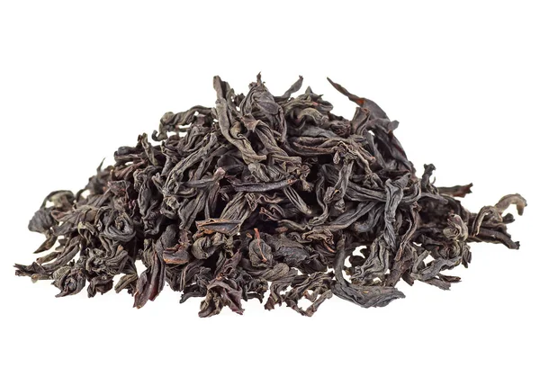 Folhas de chá preto seco isoladas no fundo branco — Fotografia de Stock