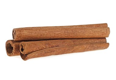 beyaz zemin üzerinde izole üç tarçın sopa