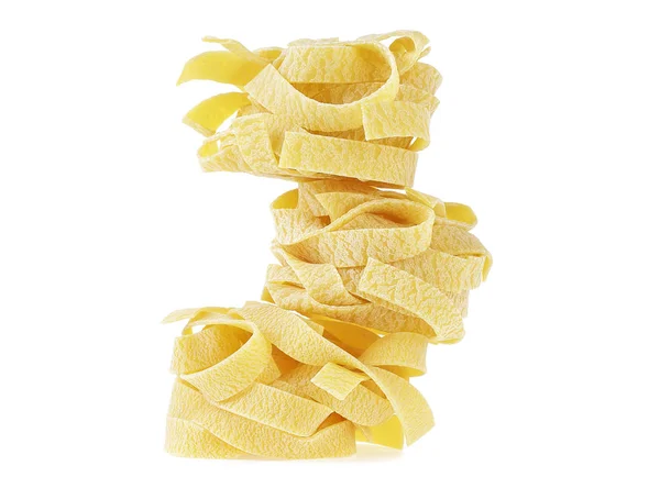 Pastas de fettuccine frescas laminadas italianas aisladas sobre fondo blanco —  Fotos de Stock