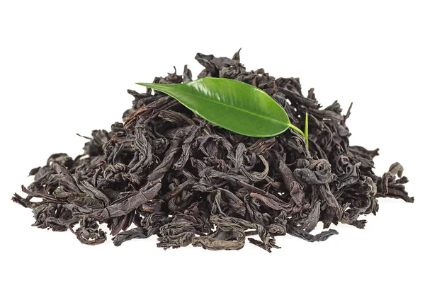 Черный чай с зеленым листом на белом фоне — стоковое фото