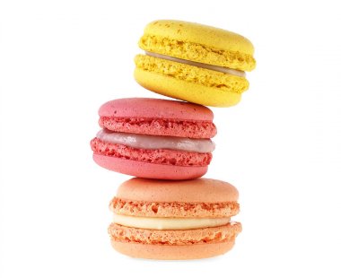 Fransızca macaroons beyaz bir arka plan üzerinde izole. Tatlı.