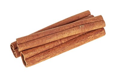 Tarçın baharat beyaz arka plan üzerinde izole. Üç tarçın stic