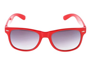 Beyaz arka plan üzerinde izole kadın kırmızı güneş gözlüğü