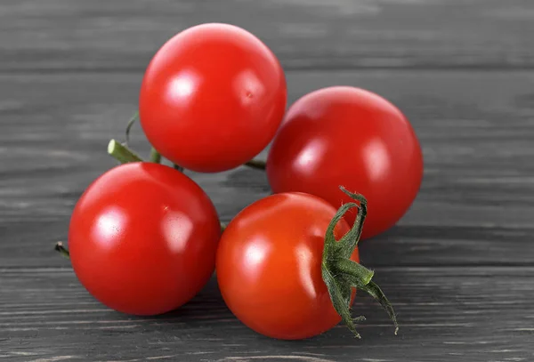 Ahşap masa üzerinde taze kiraz domates Close-Up — Stok fotoğraf