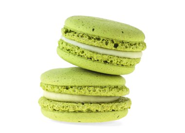 Beyaz arka plan üzerinde tatlı yeşil macaroons