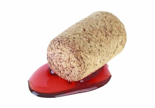 Korek, ležící v kaluži červené víno, bílé pozadí — Stock fotografie
