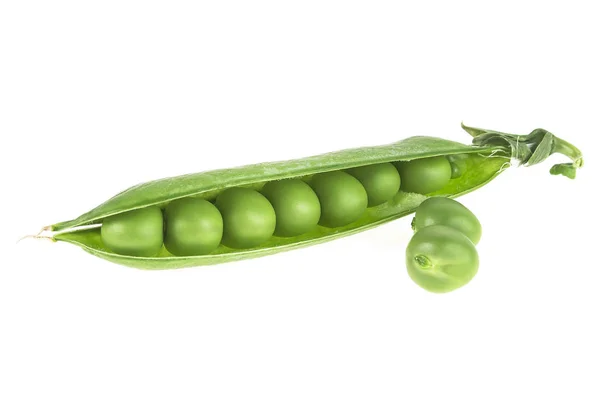 鲜绿色的豌豆，白色的背景上孤立的 — 图库照片