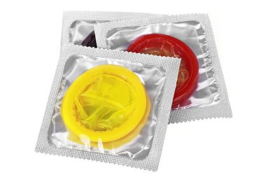 Beyaz arka planda renkli prezervatif