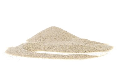 yığın çöl kumu beyaz arkaplanda izole