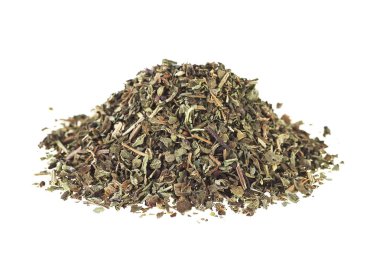 Kurutulmuş fesleğen izole beyaz bir arka plan üzerine yığını