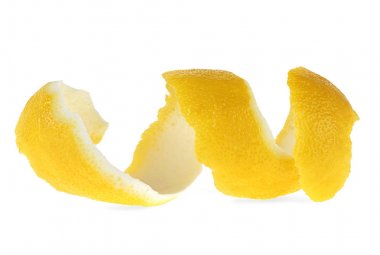 Beyaz zemin üzerine limon kabuğu. Limon twist.