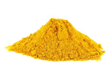 Beyaz arka plan üzerinde izole zerdeçal (Curcuma) tozu