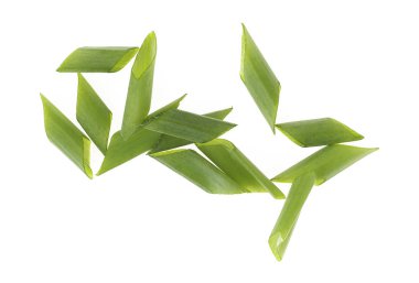 Beyaz arka plan üzerinde izole doğranmış taze yeşil soğan. Top vie