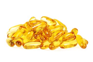 Beyaz arka plan üzerinde gelen balık yağı Omega 3 kapsülleri