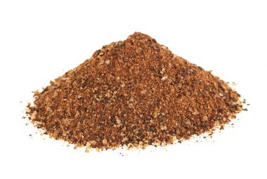 Beyaz bir arka plan üzerinde zemin biber karışımı