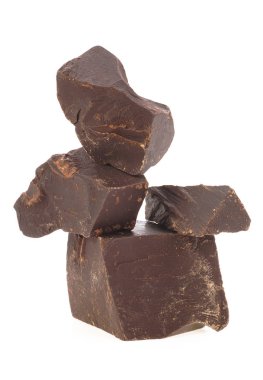 Beyaz arka planda izole edilmiş çikolata parçaları.