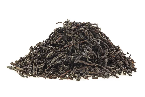 Ароматичний чорний сухий чай, білий фон — стокове фото
