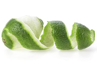 Limon meyve ve sarmal formu, beyaz arka planda kesip kendi kabuğu