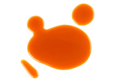 Tatlı karamel sosu beyaz arkaplanda izole edilmiş, üst manzara