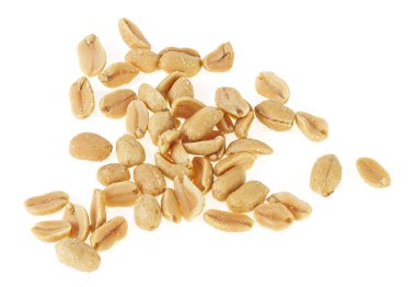Kızarmış tuzlu fıstık, beyaz arka planda izole edilmiş.