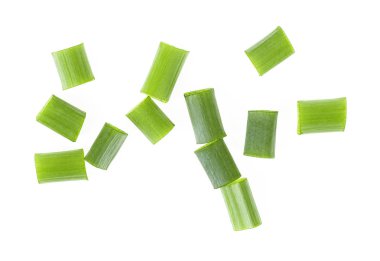 Beyaz arka plan üzerinde izole doğranmış taze yeşil soğan. Top vie