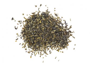 Yığın Çin yeşil çay beyaz arka planda, üstten görünüm