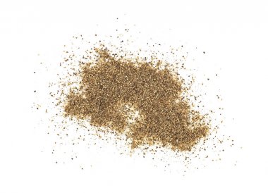 Beyaz arka plan üzerinde üstten görünüm izole zemin karabiber.