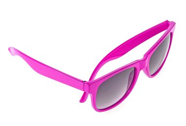 Beyaz arka plan üzerinde izole kadın pembe güneş gözlüğü