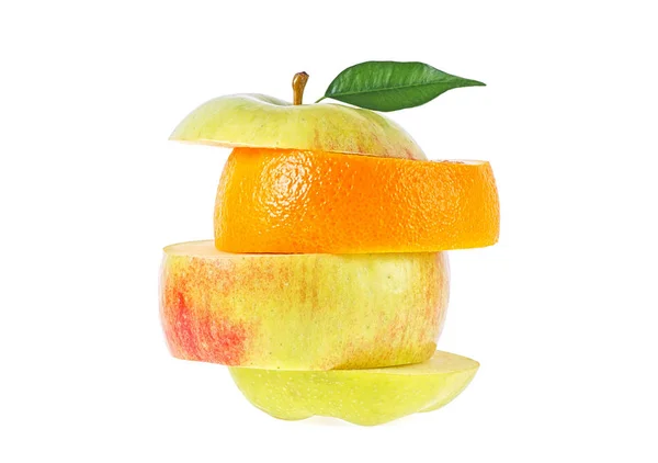 Frutas mixtas con hoja sobre fondo blanco manzana y naranja — Foto de Stock
