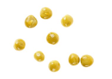 Beyaz bir arka plan, üstten görünüm üzerinde marine edilmiş yeşil bezelye