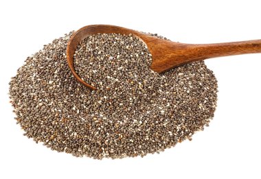 Beyaz arka planda izole edilmiş tahta kaşıkta chia tohumları