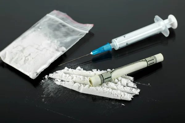 Σύριγγα ηρωίνης και κοκαΐνης σε σκόνη σε μαύρο φόντο, ναρκωτικών — Φωτογραφία Αρχείου