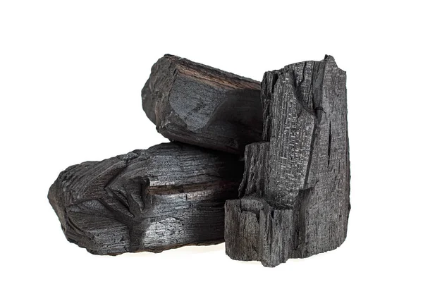 Stapel van natuurlijke houtskool geïsoleerd op een witte achtergrond. Harde — Stockfoto