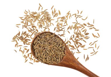 Tahta kaşık beyaz arka plan üzerinde izole kimyon baharat