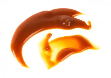 Beyaz arkaplanda izole edilmiş karamel sosu