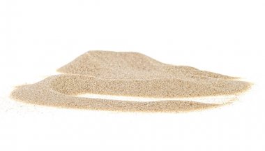 Beyaz arkaplanda izole edilmiş kum yığını