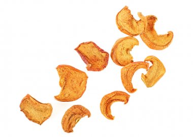 Beyaz arka plan üzerinde üstten görünüm izole kurutulmuş elma dilim.