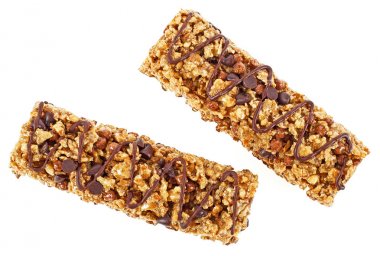 Tahıllar ve üzerinde beyaz ba izole çikolata ile iki granola barlar