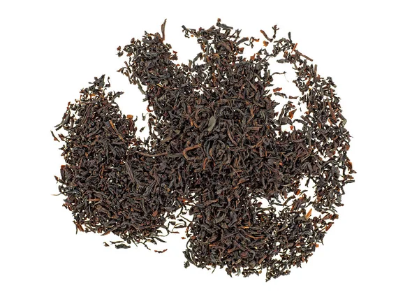 Сухе чорне листя чаю ізольоване на білому тлі, вид зверху . — стокове фото