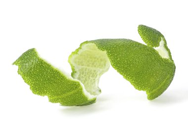 Beyaz arka planda limon kabuğu izole edilmiş. Kireç derisi.