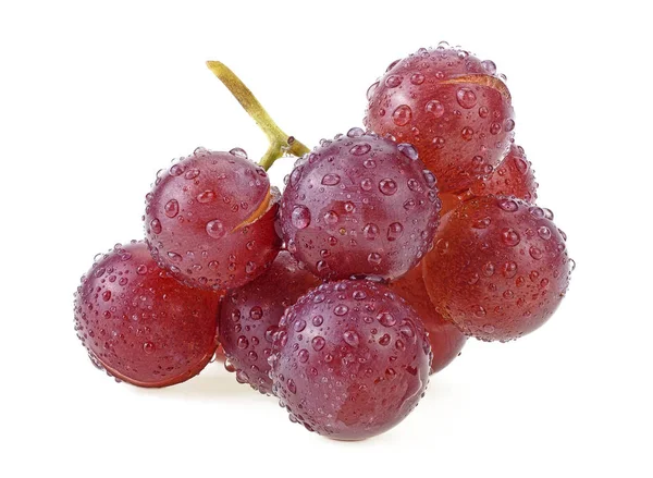 Świeże czerwone winogrona z kroplami wody izolowane na białym tle — Zdjęcie stockowe