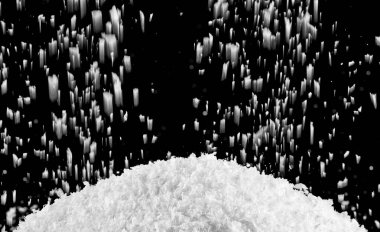 siyah arka planda uçan kar