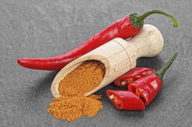 Taze kırmızı biber ve öğütülmüş biber, Blac 'ın ahşap kepçesinde.