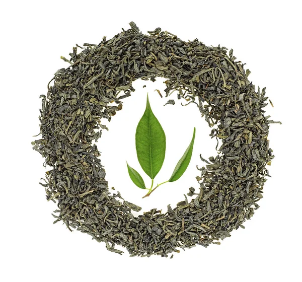 Σωρός από ξηρό πράσινο τσάι με φύλλα τσαγιού απομονωμένα σε λευκό προγρό — Φωτογραφία Αρχείου