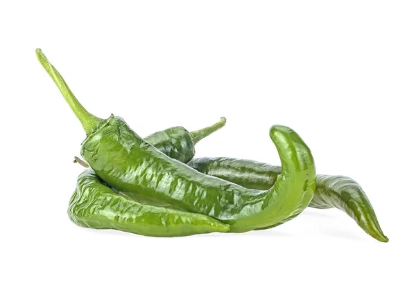 Groene chili pepers geïsoleerd op een witte achtergrond — Stockfoto