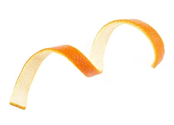 Lockigt orange skal isolerad på en vit bakgrund. C-vitamin. — Stockfoto