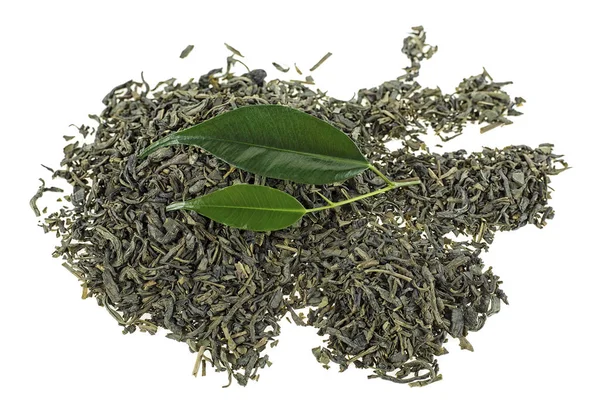 Pilha seca de chá verde com folhas de chá verde isolado em ba branco — Fotografia de Stock