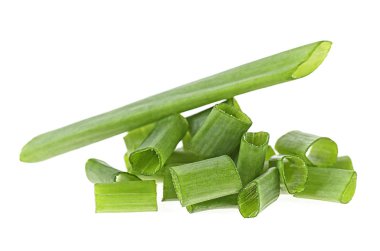 Doğranmış yeşil soğanlar beyaz arka planda izole edilmiş, yakın plan..