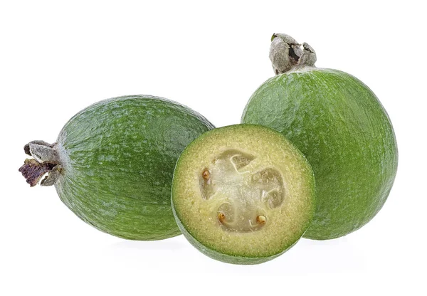 Buah hijau dari feijoa terisolasi pada latar belakang putih. Tropis — Stok Foto