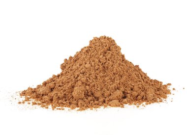 Beyaz bir arka plan üzerinde izole toz tarçın